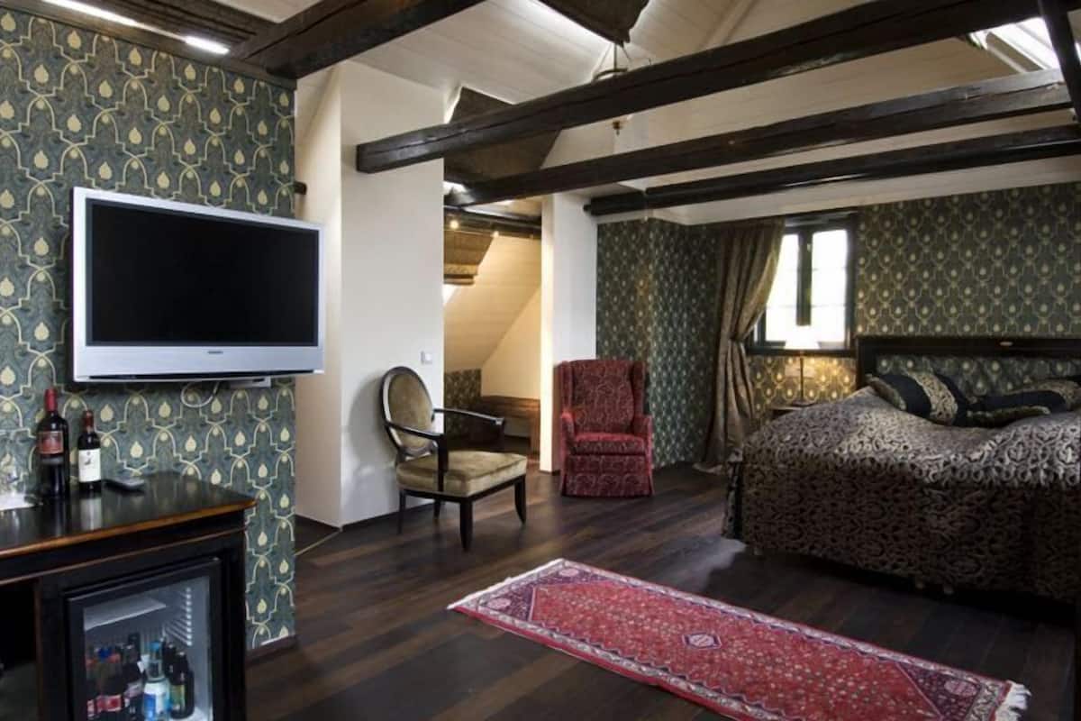 suite | in-room safe, individually decorated, individually furnished, desk