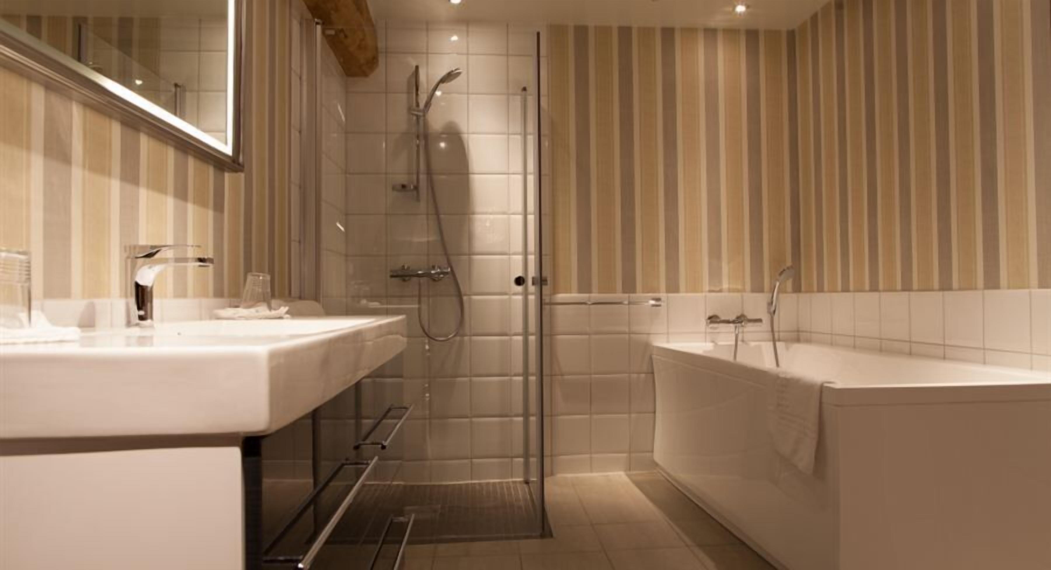 suite | bathroom | towels
