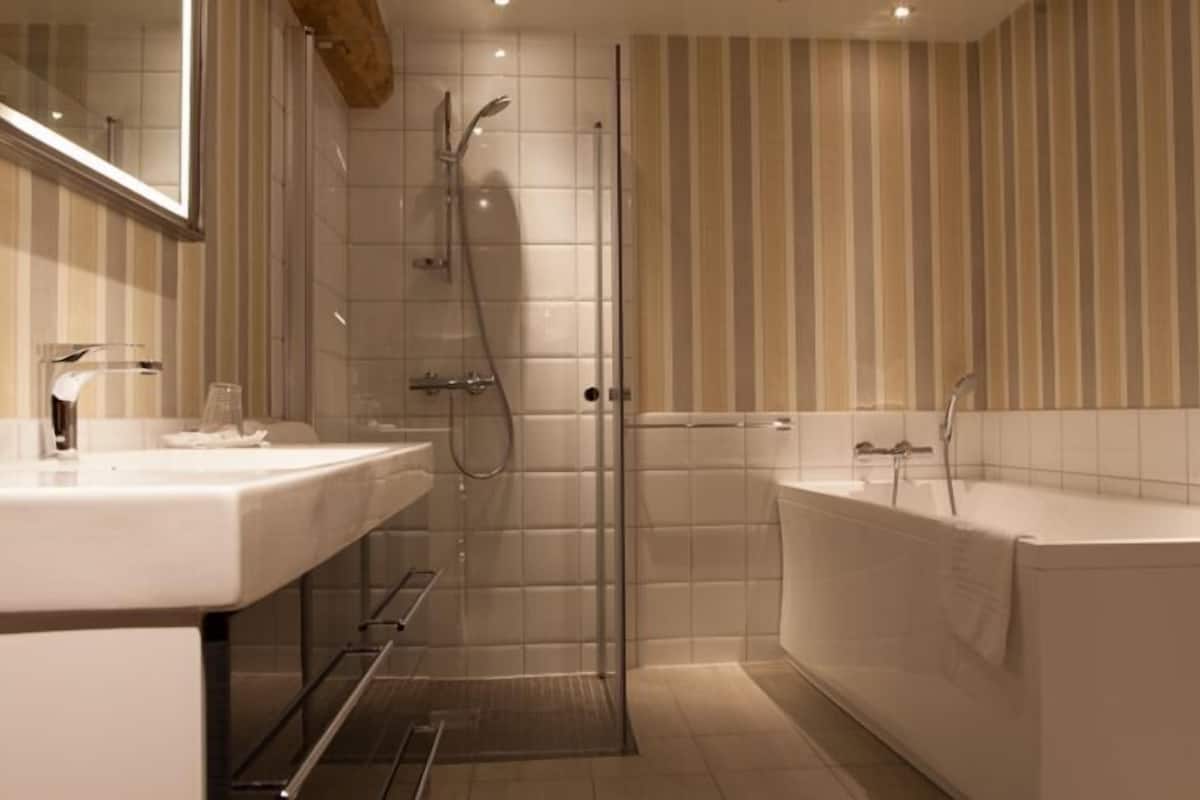 suite | bathroom | towels