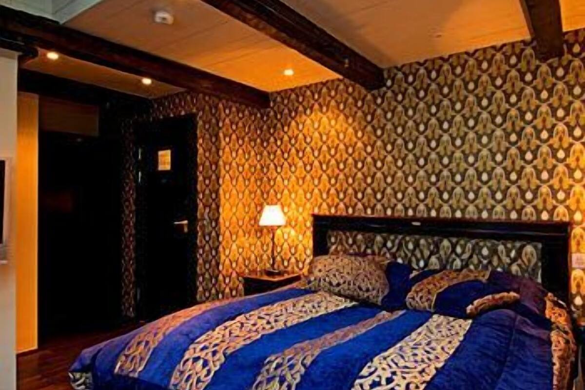 deluxe double room | in-room safe, individually decorated, individually furnished, desk