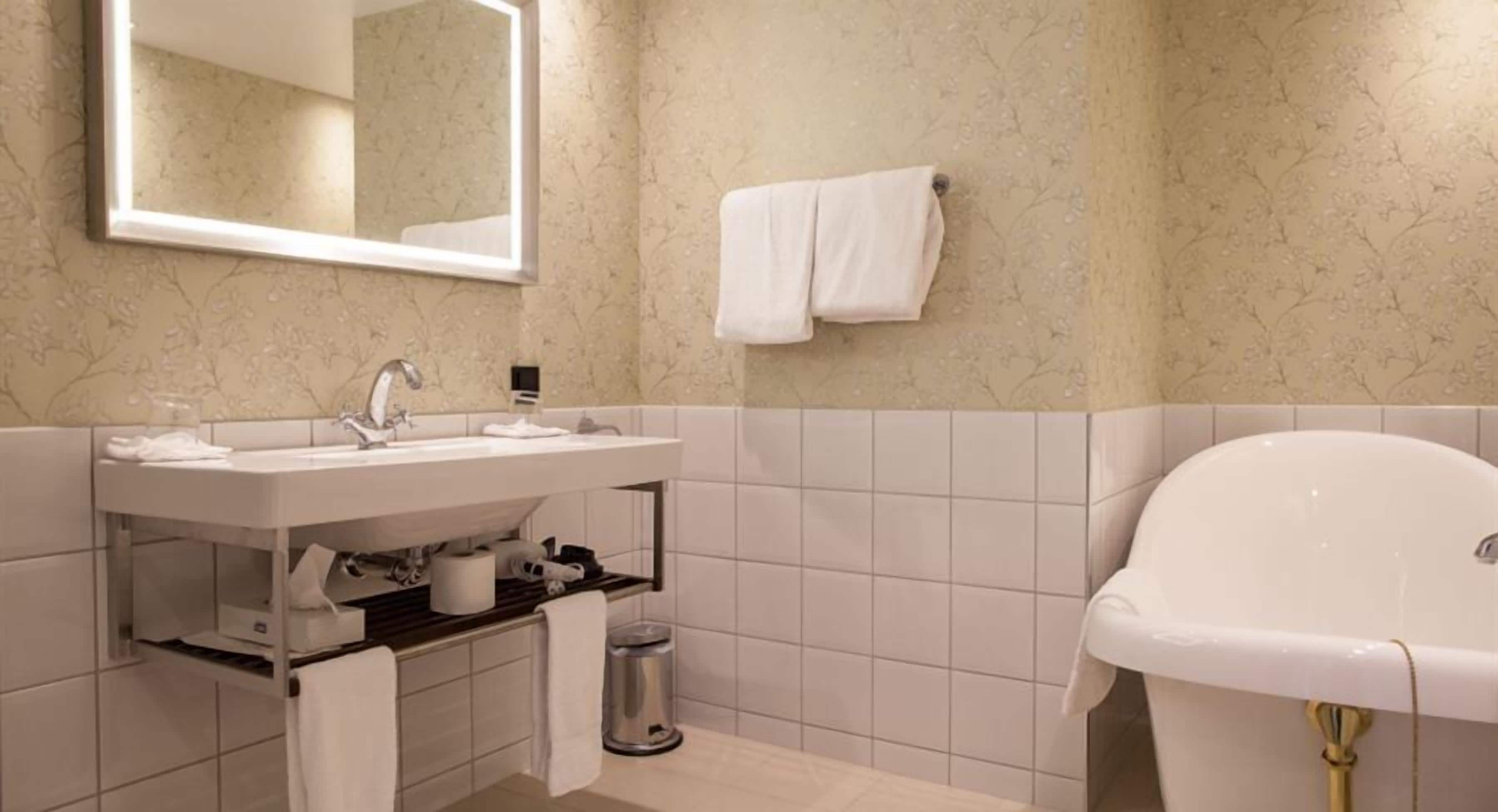junior suite | bathroom | towels