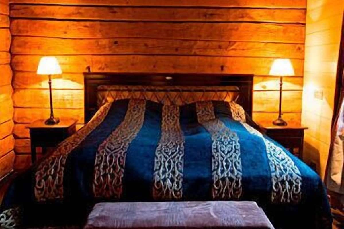 deluxe double room | in-room safe, individually decorated, individually furnished, desk