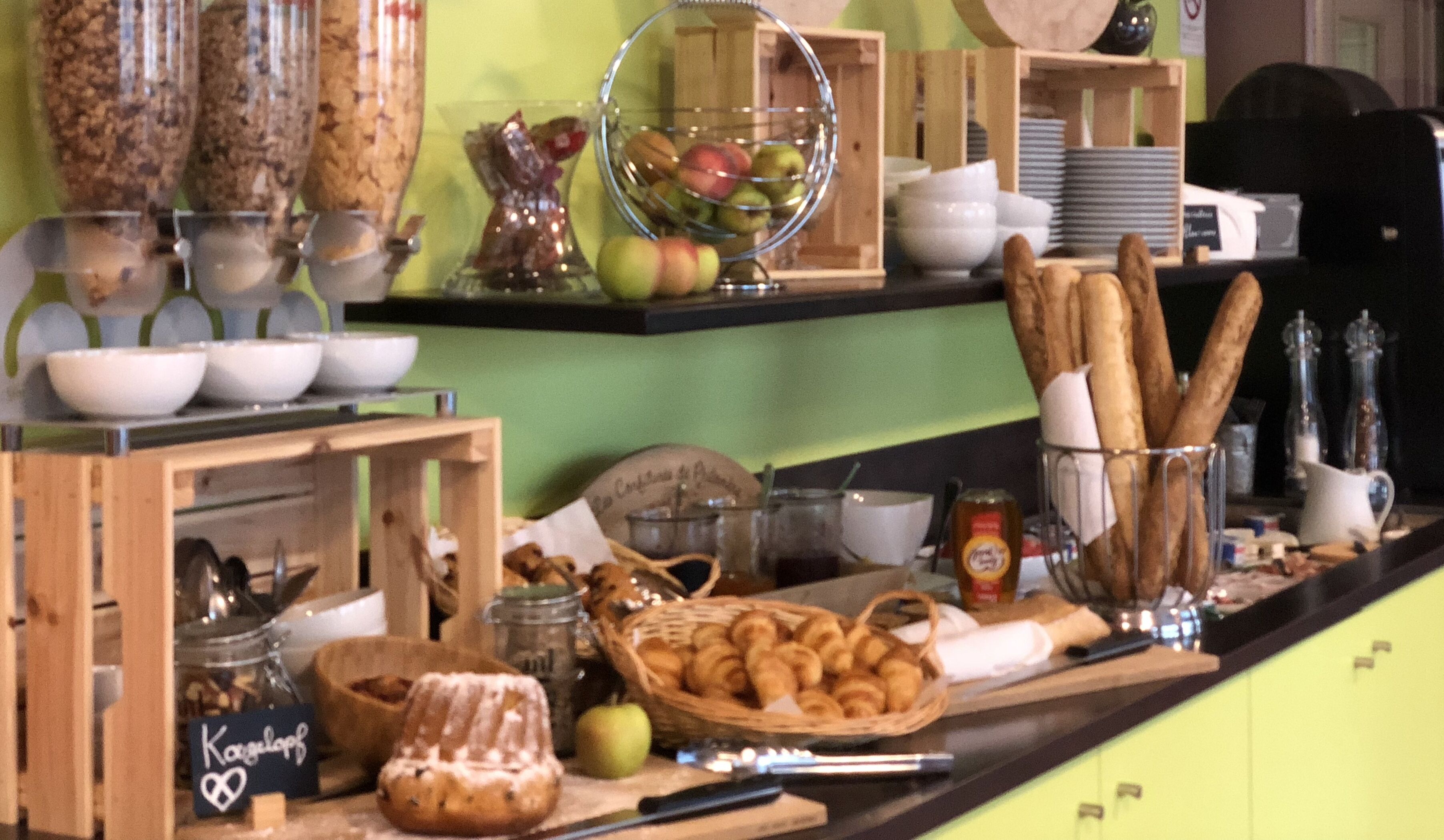 Tägliches Frühstücksbuffet (14 EUR pro Person)