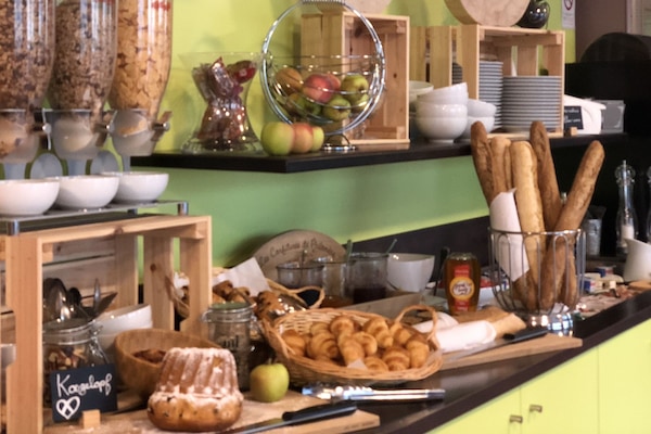 Café da manhã com buffet todos os dias (EUR 14 por pessoa)