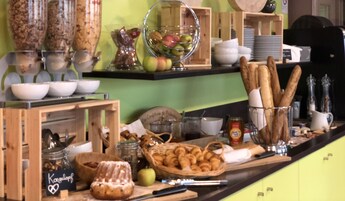 Montaje de bufé con diversos alimentos y utensilios.