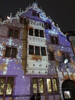 Un edificio con detalles arquitectónicos ornamentales, que incluye un balcón y elementos decorativos en la fachada.