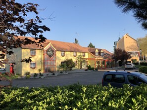 Vista frontal de la propiedad