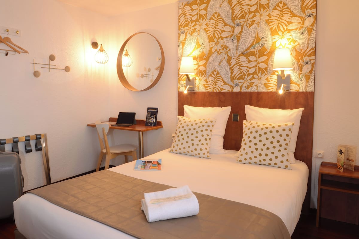 1 Schlafzimmer, individuell dekoriert, Schreibtisch