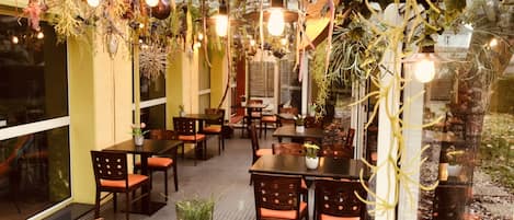 Tägliches Frühstücksbuffet (13 EUR pro Person)