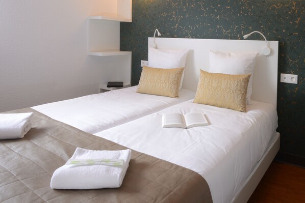 Habitación estándar con 2 camas individuales | Decoración personalizada, escritorio y espacio para trabajar con laptop 