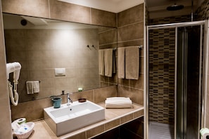 Suite Junior, balcon, vue sur la mer | Salle de bain | Douche, douche cascade, articles de toilette (gratuits)