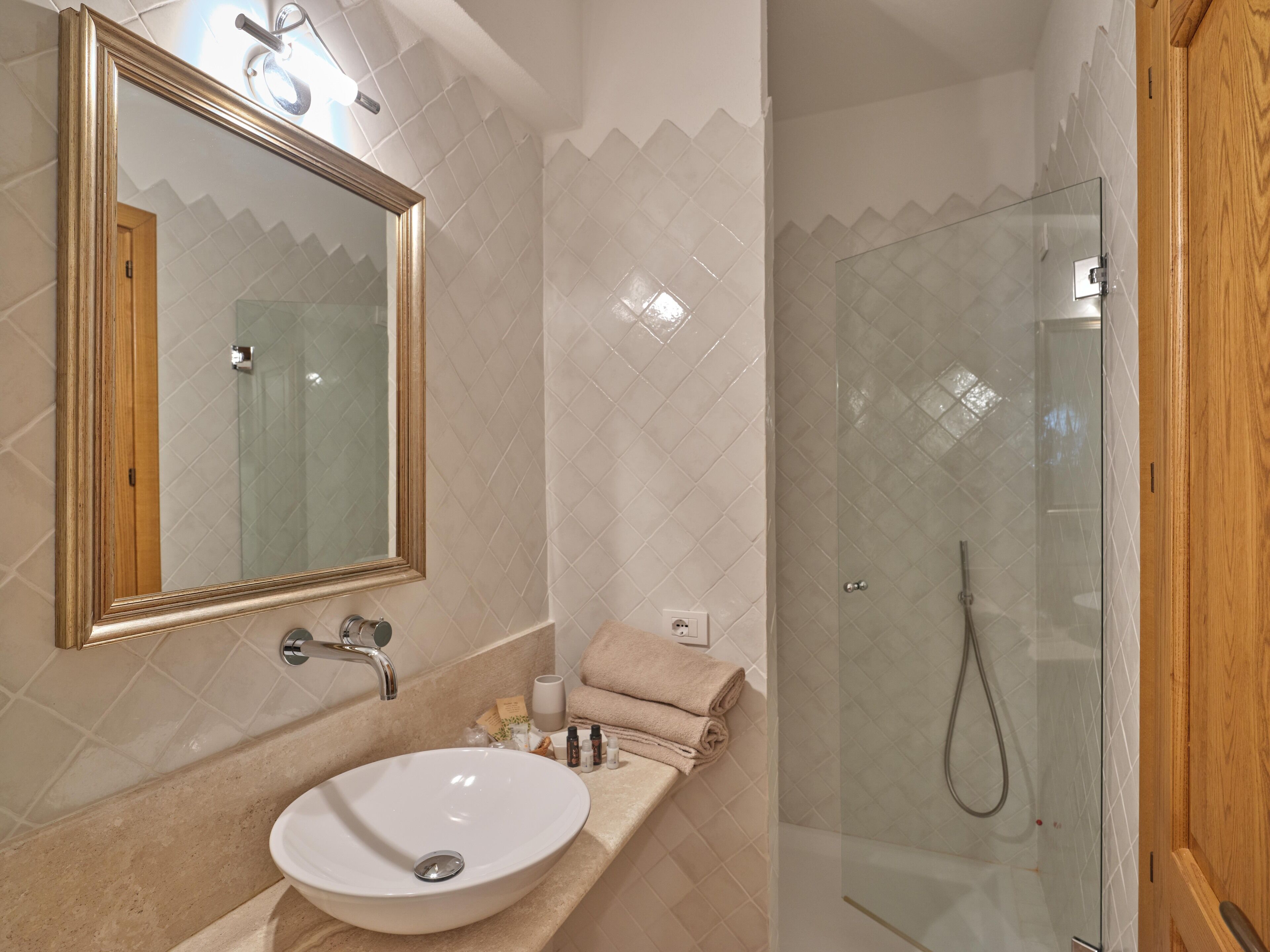 Deluxe-huoneisto, lisärakennuksessa | Kylpyhuone | Suihku, sadesuihkupää, ilmaiset hygieniatuotteet, hiustenkuivaaja