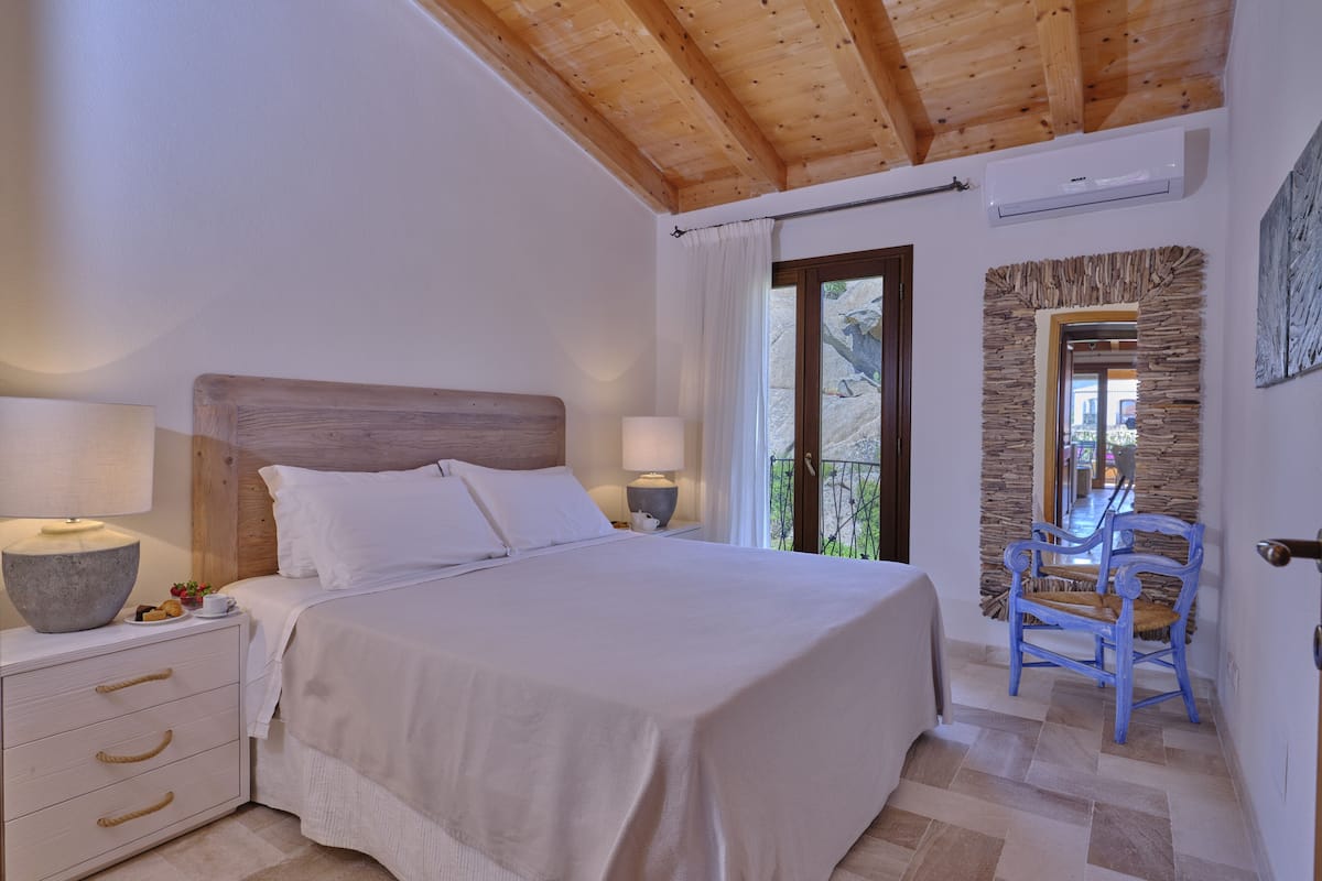 apartment, 2 bedrooms, annex building | 1 bedroom, minibar, in-room safe, desk