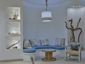 Coin salon dans le hall