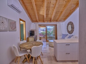 Departamento, 2 habitaciones, en edificio contiguo | Área de sala de estar | Televisión LCD de 31 pulgadas con canales digitales y Smart TV 