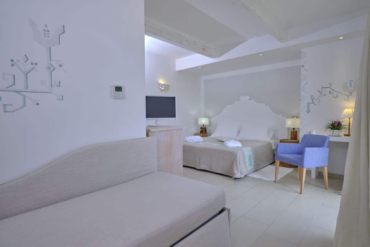 junior suite, balcony, sea view | 1 bedroom, minibar, in-room safe, desk