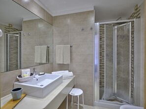 Junior Suite, Balcony, Sea View | Bathroom | Shower, rainfall showerhead, free toiletries, hair dryer - Dolce Vita Boutique Hotel (Arzachena)