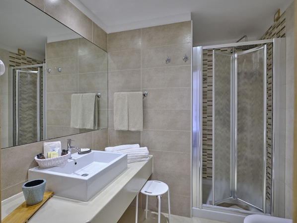 Junior Suite, Balcony, Sea View | Bathroom