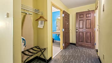 Standard Room, 2 Queen Beds, Non Smoking | Room amenity