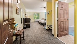 Executive Suite, 1 King Bed, Non Smoking, Refrigerator & Microwave | In-room safe, desk, iron/ironing board, free WiFi - Wildwood Inn (Crawfordville)