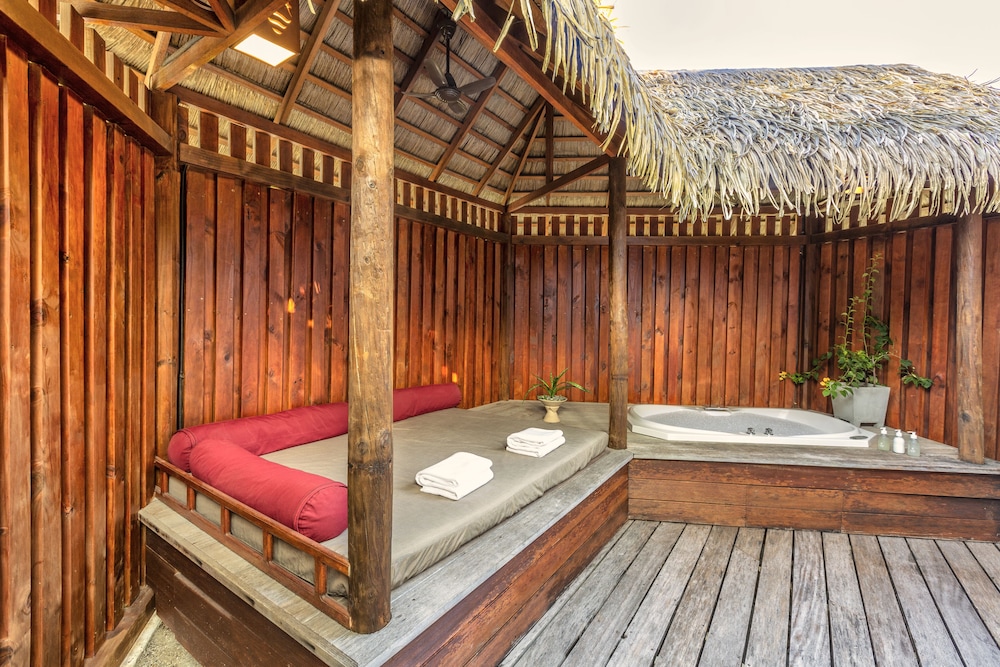Komandoo Island Resort & Spa by null