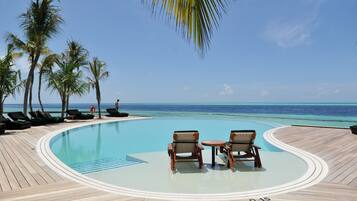 Piscine extérieure, chaises longues