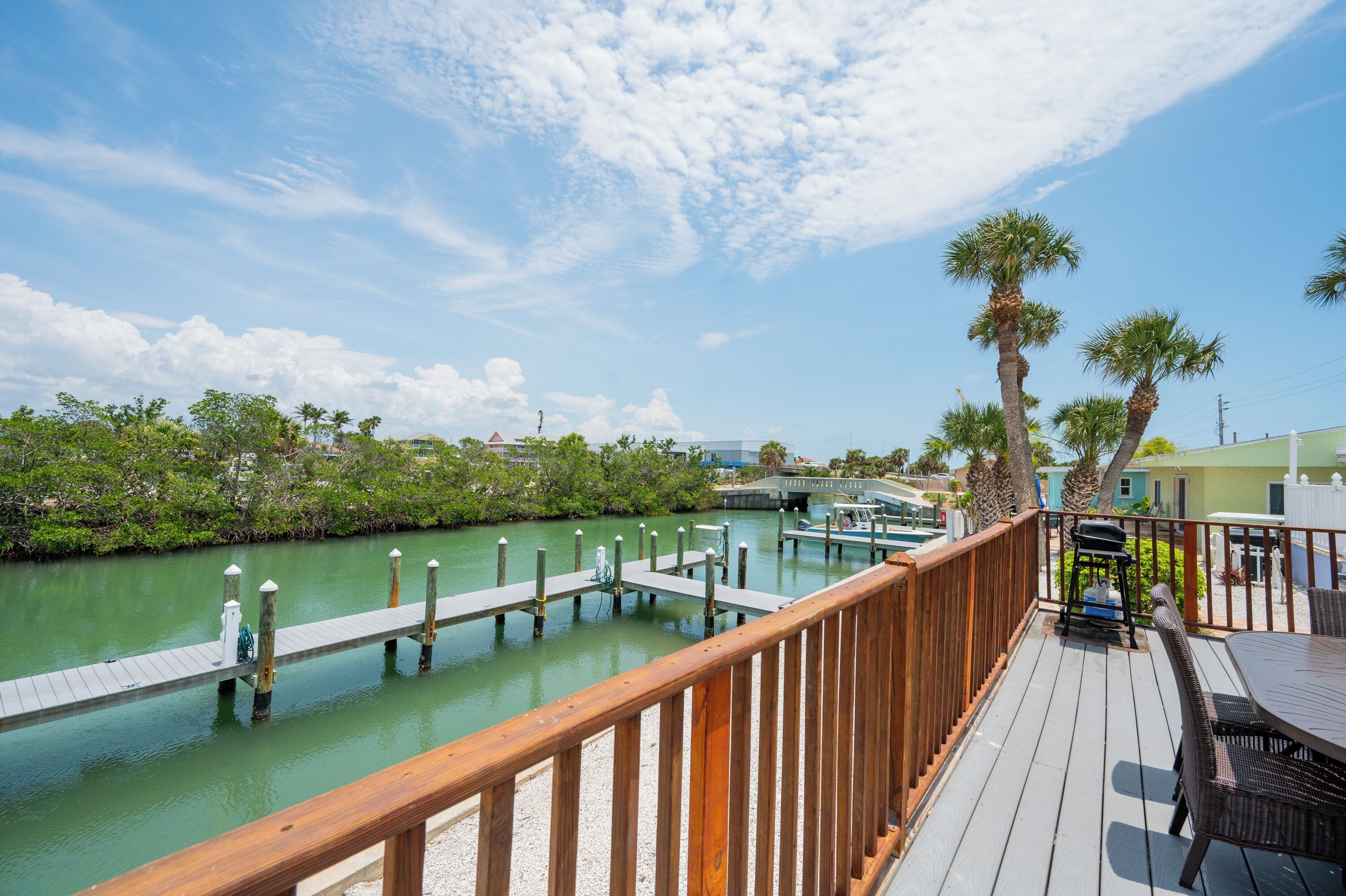 Zimmer, 3 Schlafzimmer (private deck/view of canal) | Terrasse/Patio