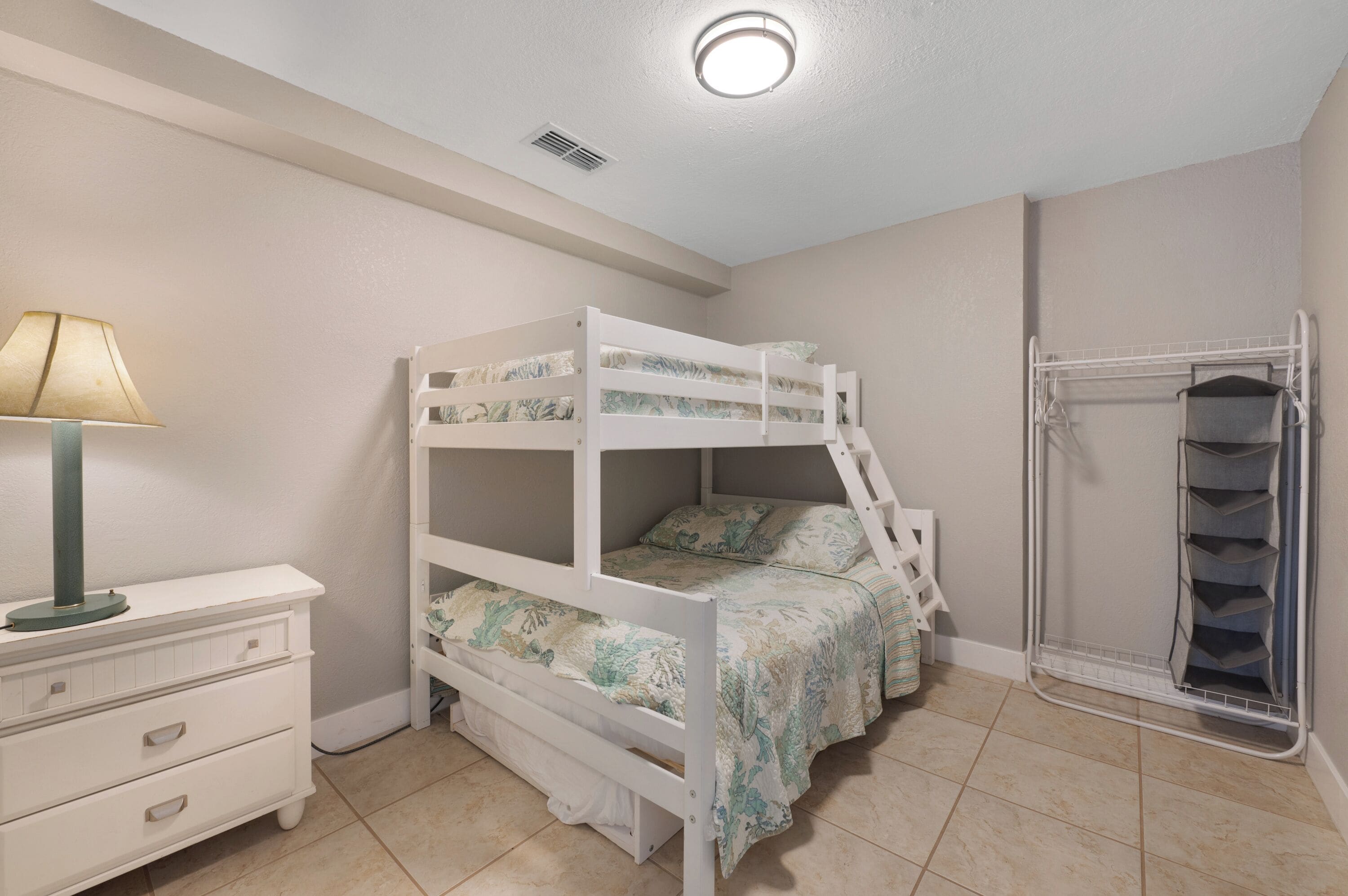 Huone, useita sänkyjä | Ylelliset vuodevaatteet, pillowtop-patjalliset sängyt