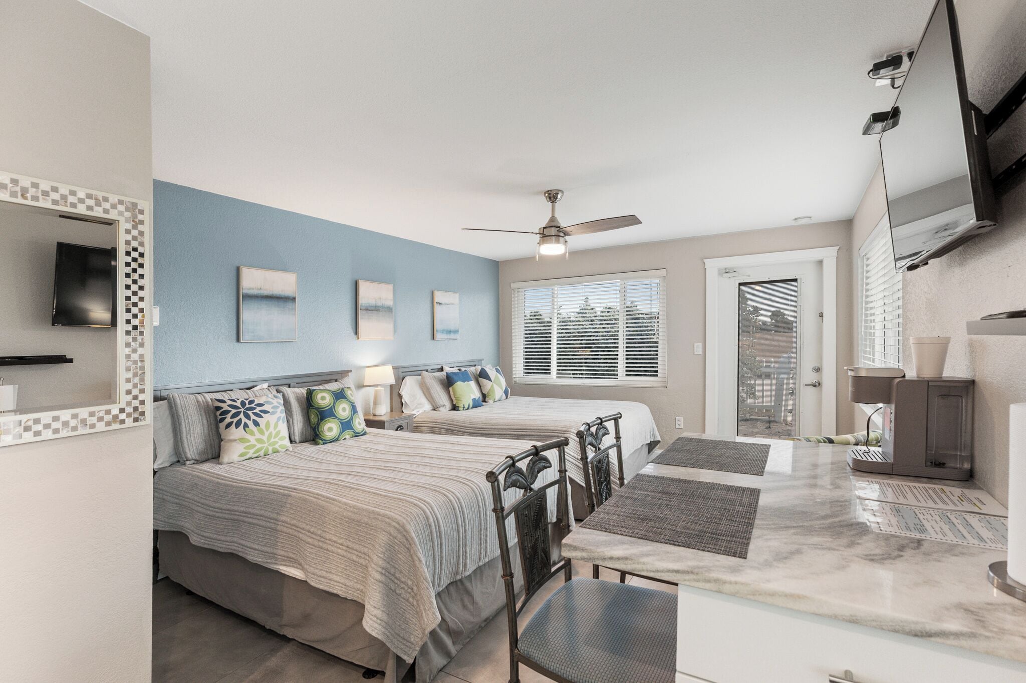 Chambre, 1 grand lit | Literie de qualité supérieure, surmatelas, décoration personnalisée