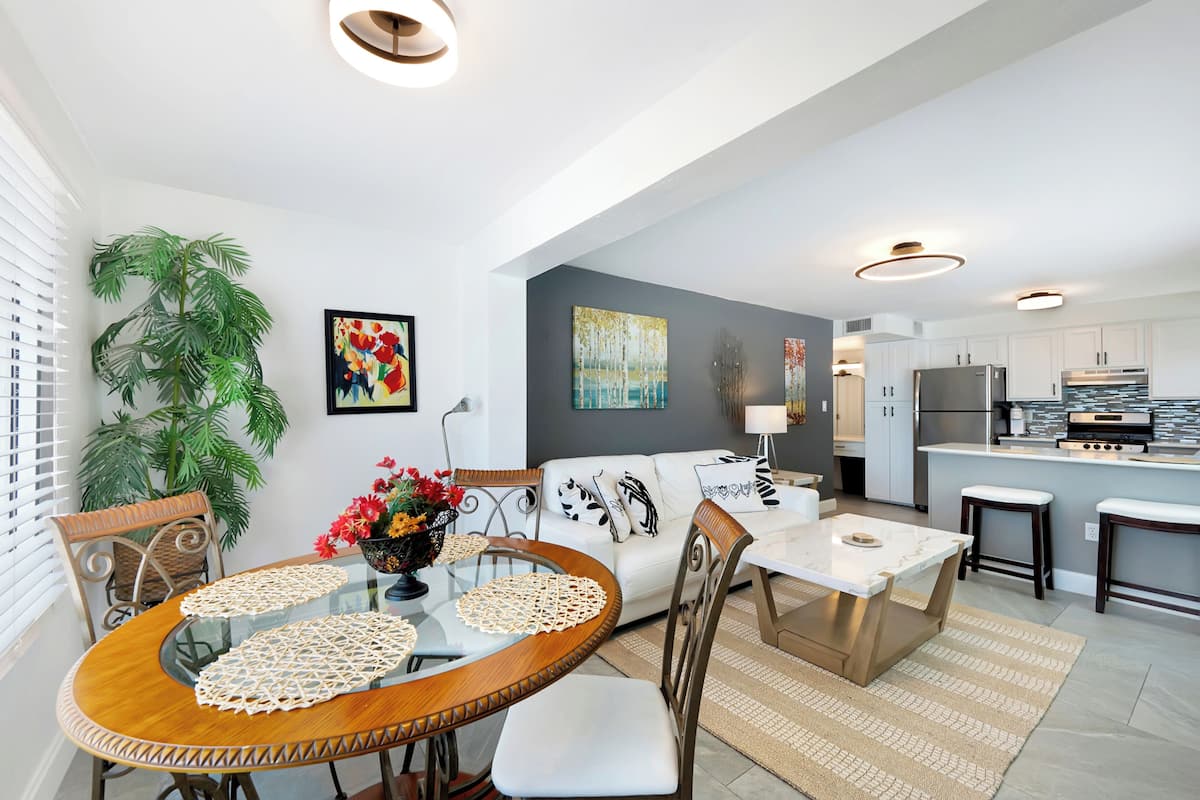 Suite, 1 queensize bed met slaapbank | Woonruimte | Een televisie en een dvd-speler