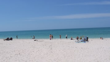 En la playa y playa de arena blanca