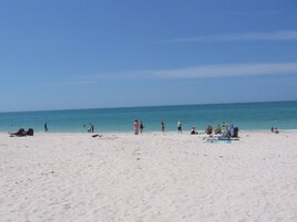 En la playa, arena blanca
