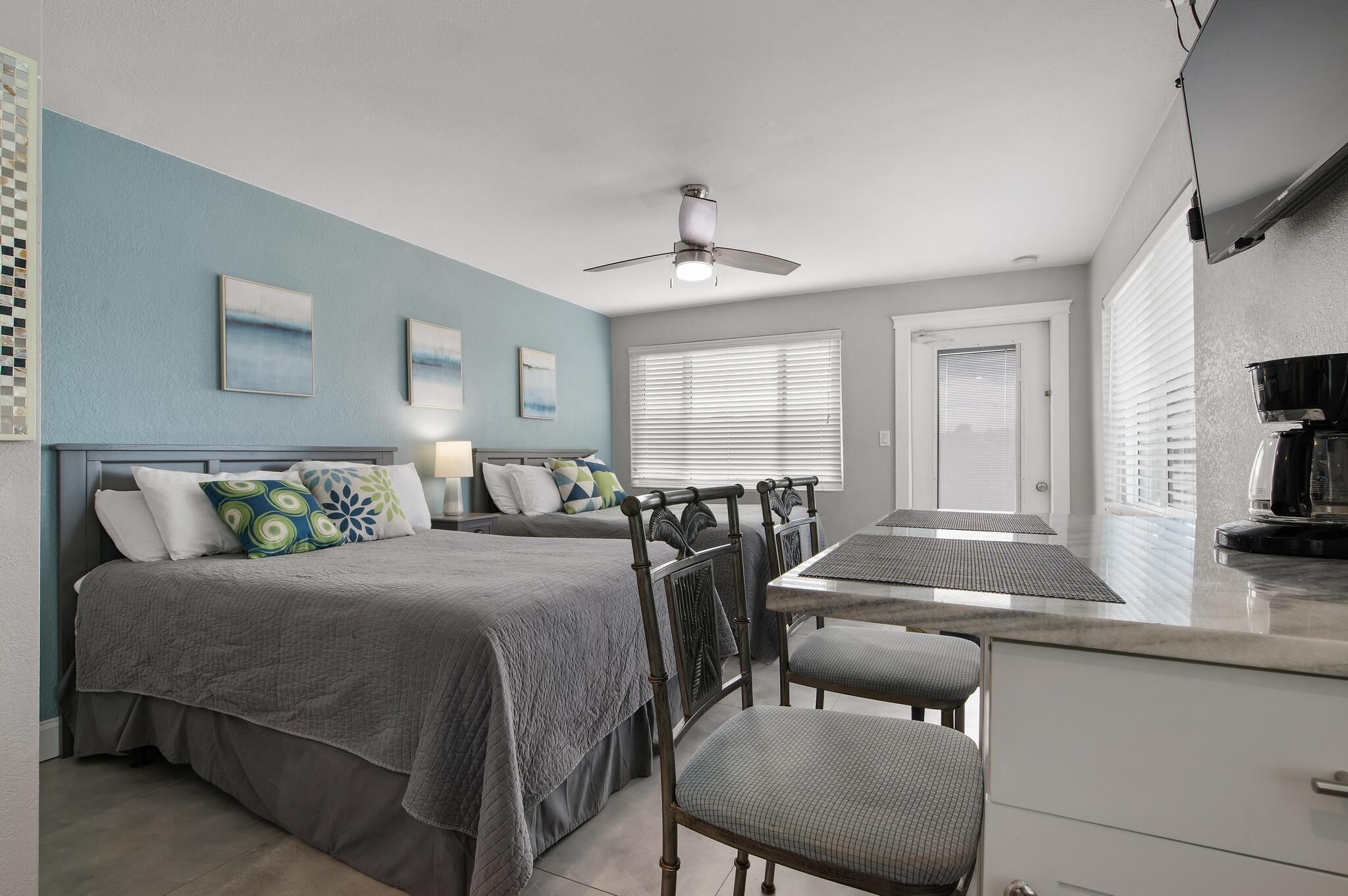 Huone, 1 keskisuuri parisänky | Ylelliset vuodevaatteet, pillowtop-patjalliset sängyt