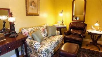 Habitación (The Getaway) | Zona de estar | Una televisión de pantalla plana, una chimenea