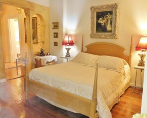 Suite romántica, 1 cama Queen size | Escritorio, tabla de planchar con plancha, wifi gratis y ropa de cama