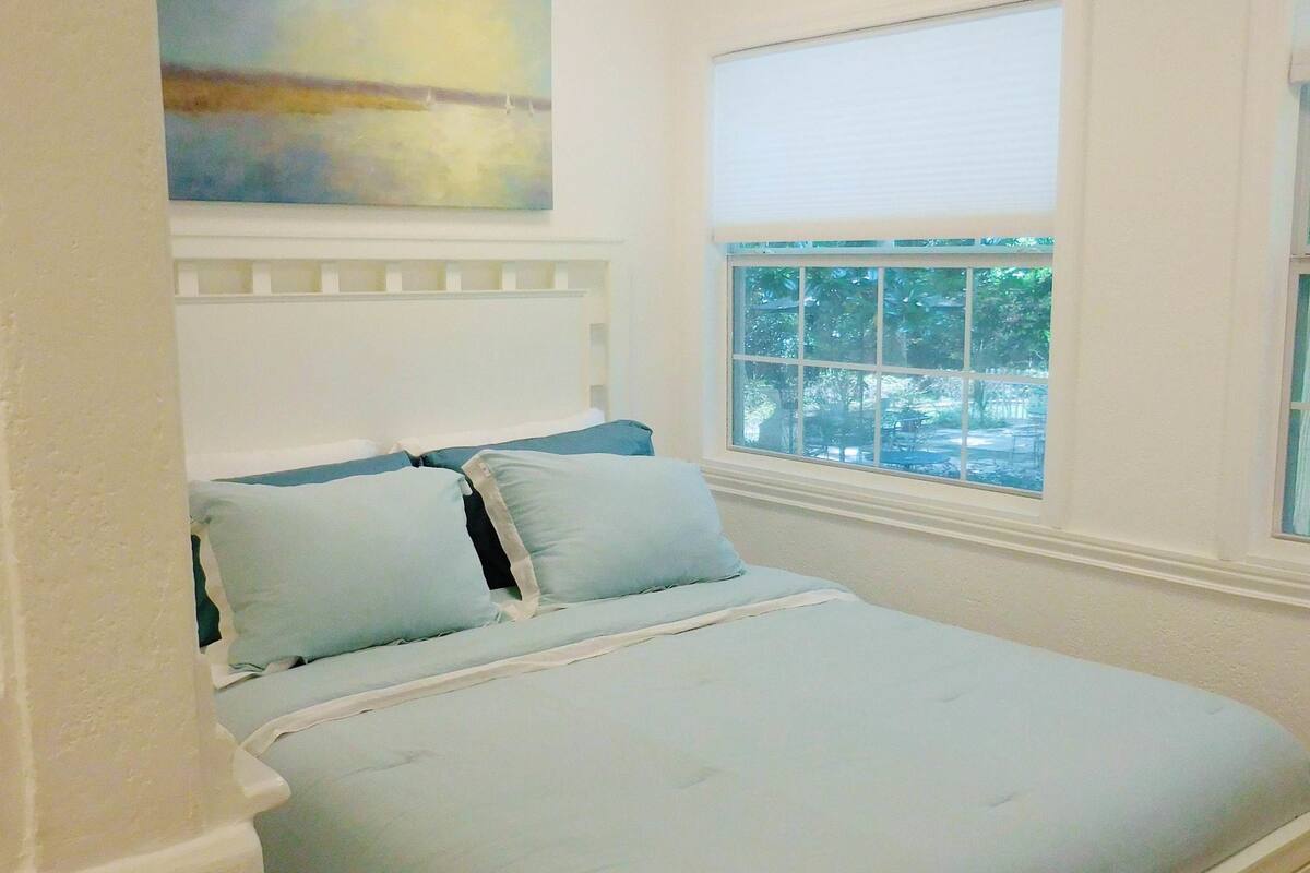 The Mediterranean Suite | Desk, iron/ironing board (on request), WiFi (free), bed sheets