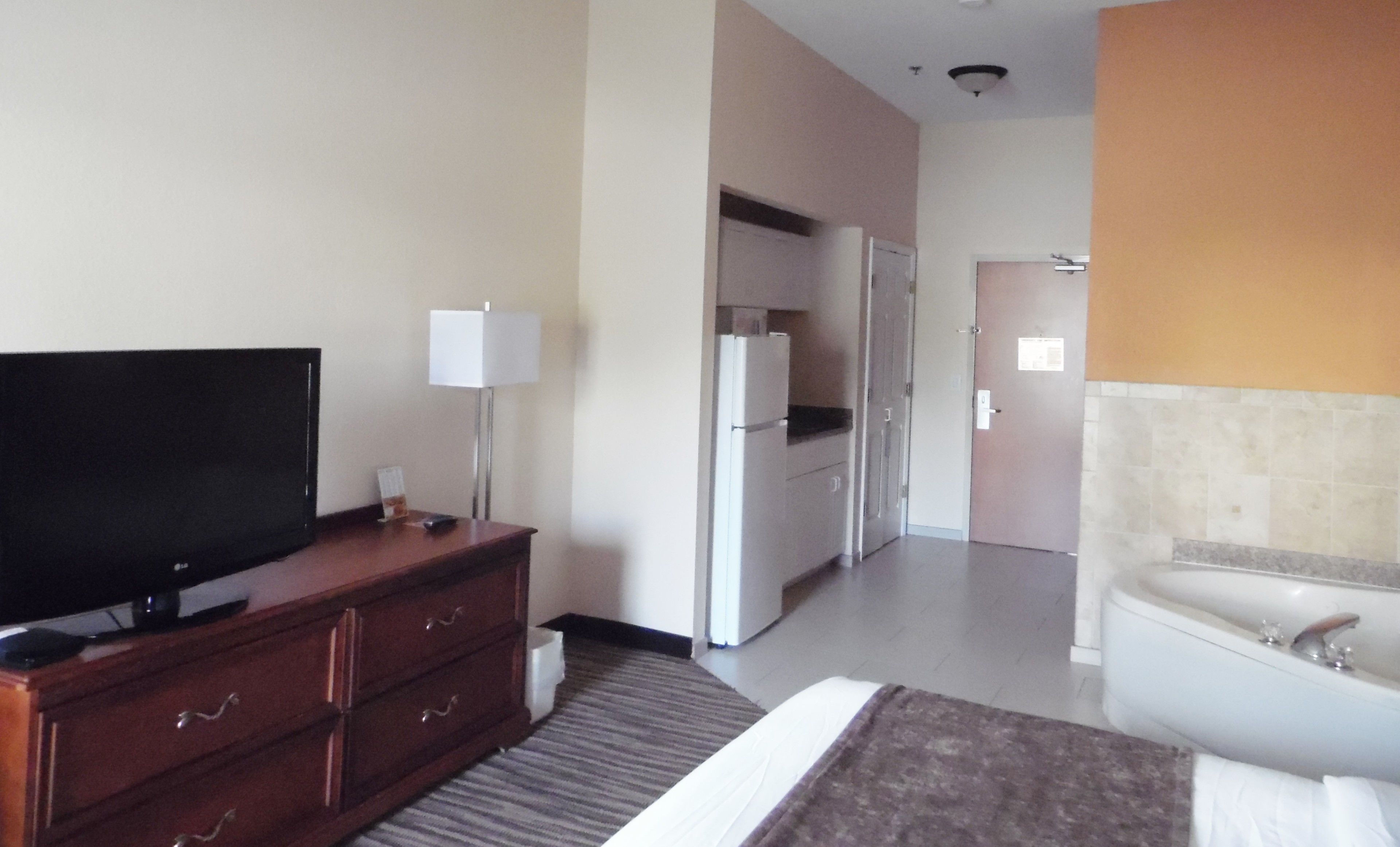 suite, 1 king bed, hot tub | in-room safe, laptop workspace, blackout curtains, soundproofing