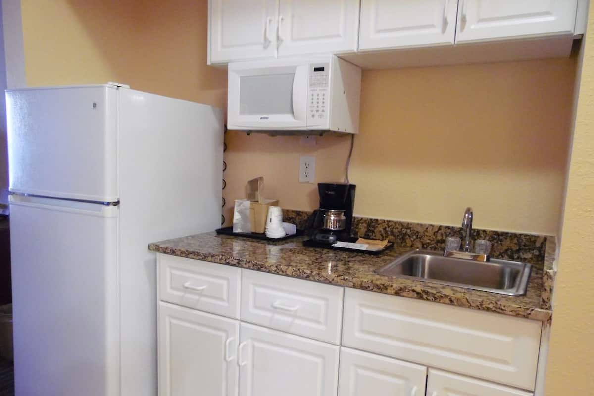 Private kitchen | Full-size fridge, microwave, coffee/tea maker