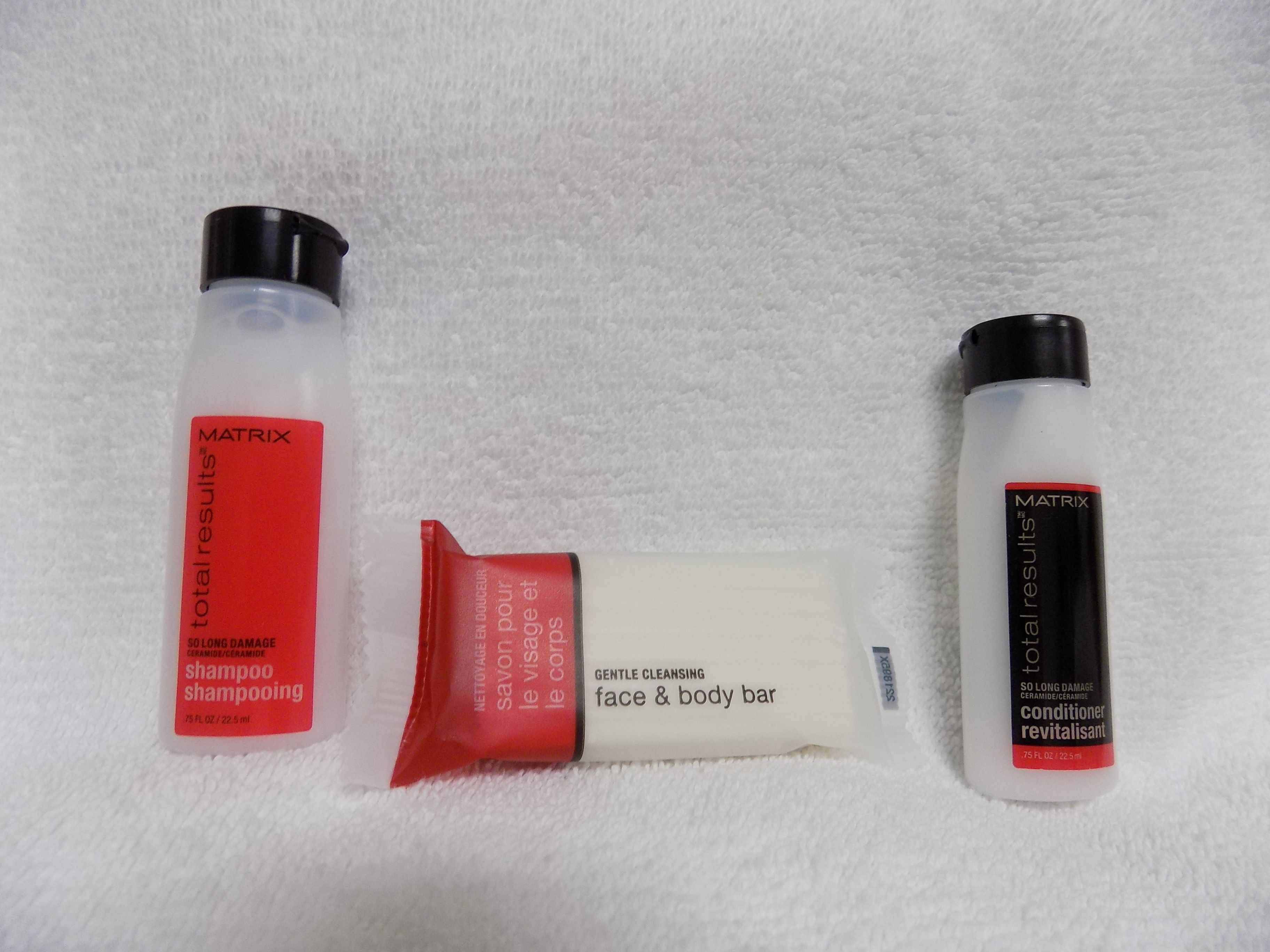 Tres productos Matrix: champú, jabón facial y corporal, y acondicionador.
