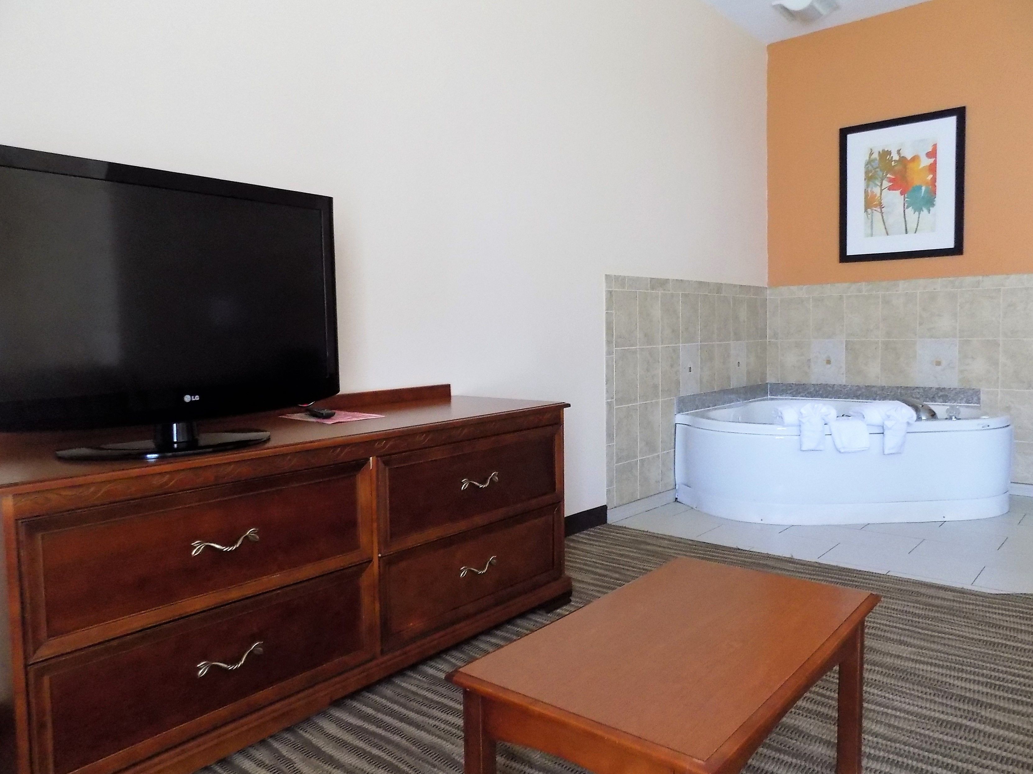 suite, 1 king bed, jetted tub | living area | 37-inch flat-screen tv with cable channels, tv
