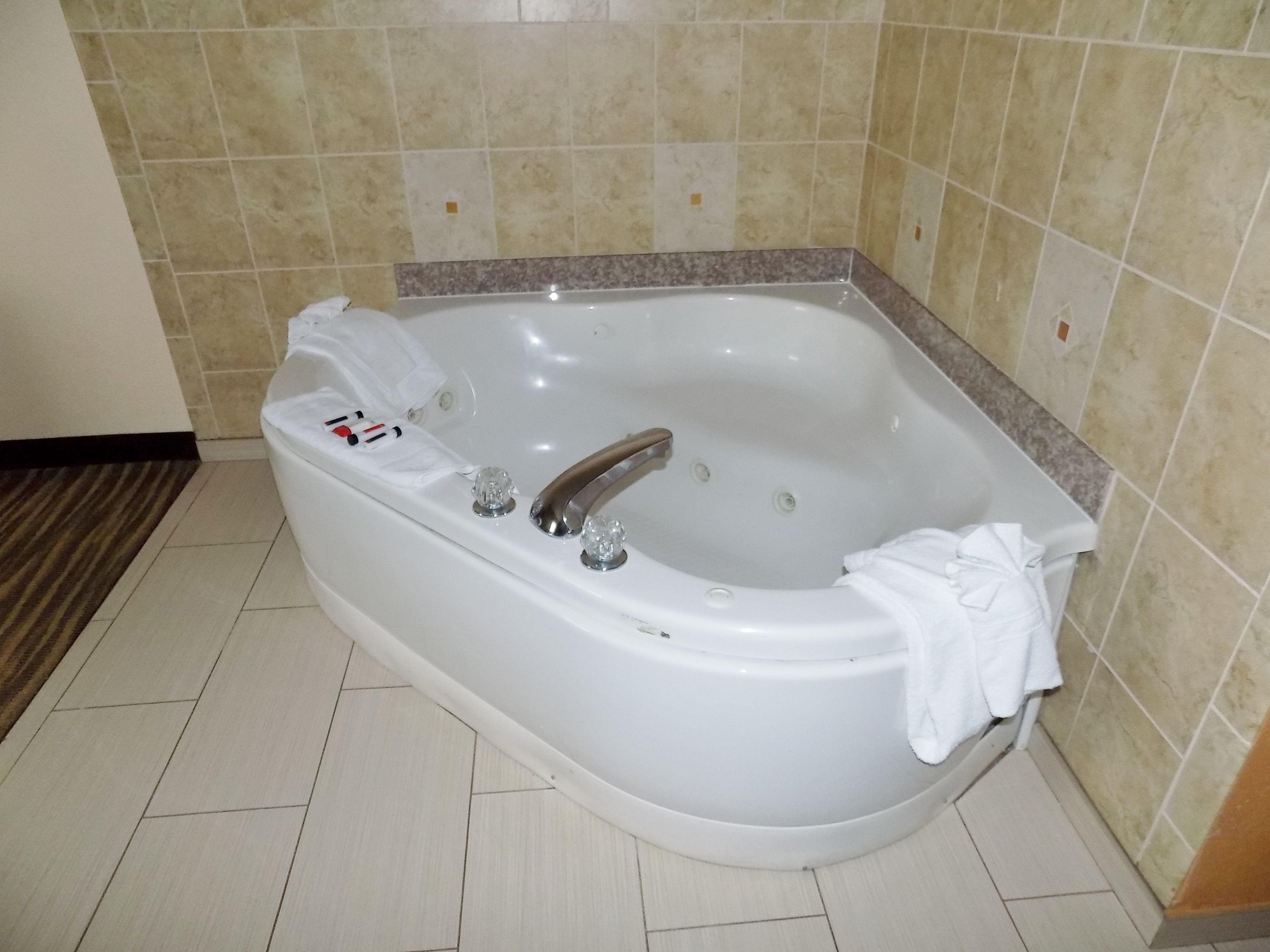 suite, 1 king bed, jetted tub | in-room safe, laptop workspace, blackout curtains, soundproofing