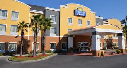 Days Inn & Suites by Wyndham Savannah North I-95