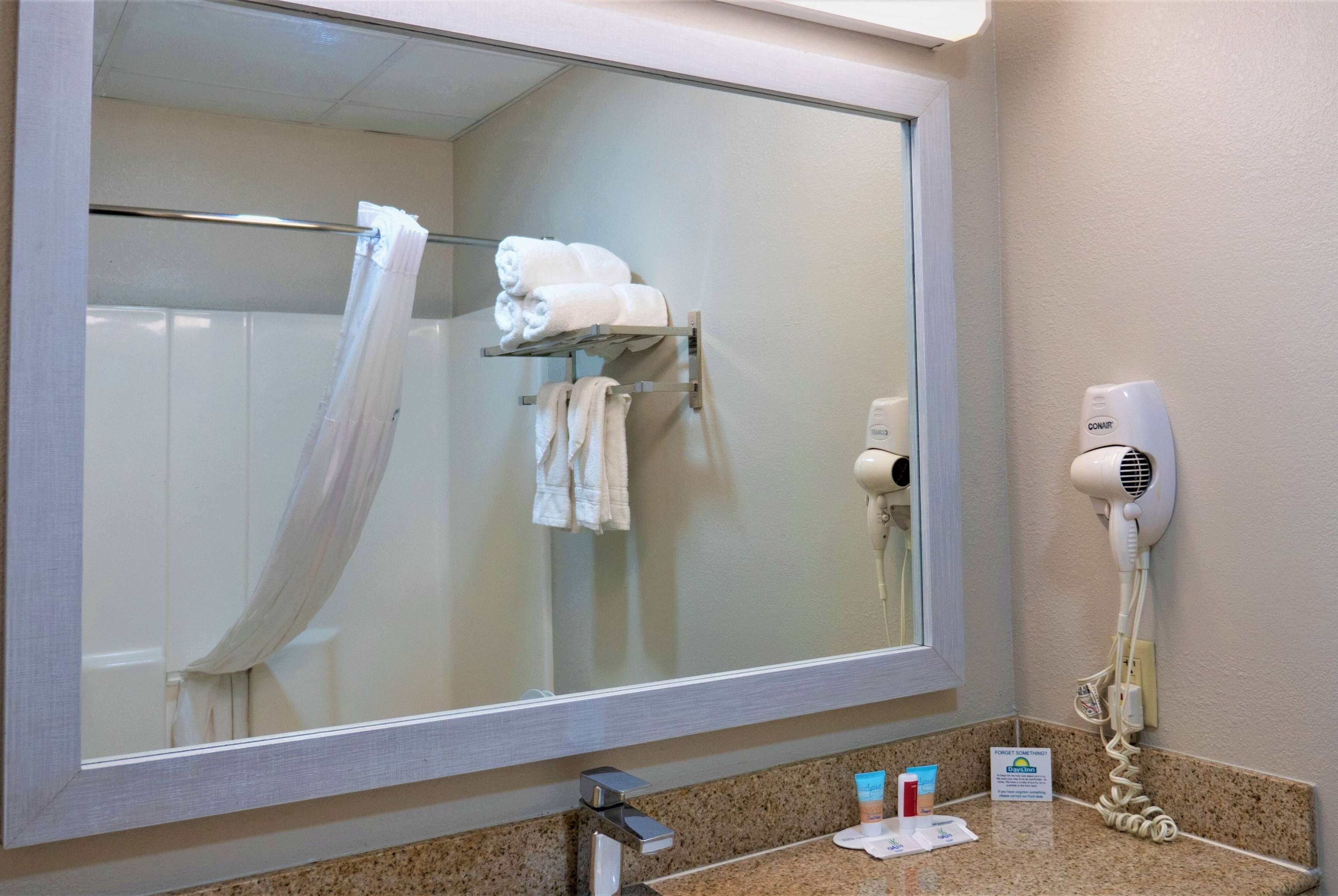 Combined shower/bathtub, free toiletries, hair dryer, towels