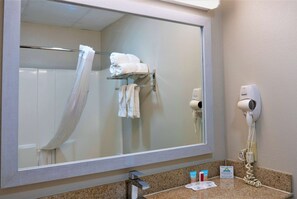 Suihkun ja ammeen yhdistelmä, ilmaiset hygieniatuotteet, hiustenkuivaaja