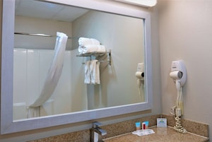 Bañera con ducha, artículos de tocador gratuitos, secador de pelo