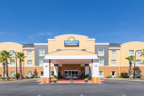 Days Inn & Suites by Wyndham Savannah North I-95