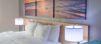 Days Inn & Suites by Wyndham Savannah North I-95