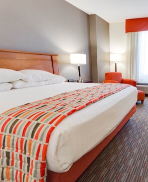 Escritorio, cortinas blackout y tabla de planchar con plancha 