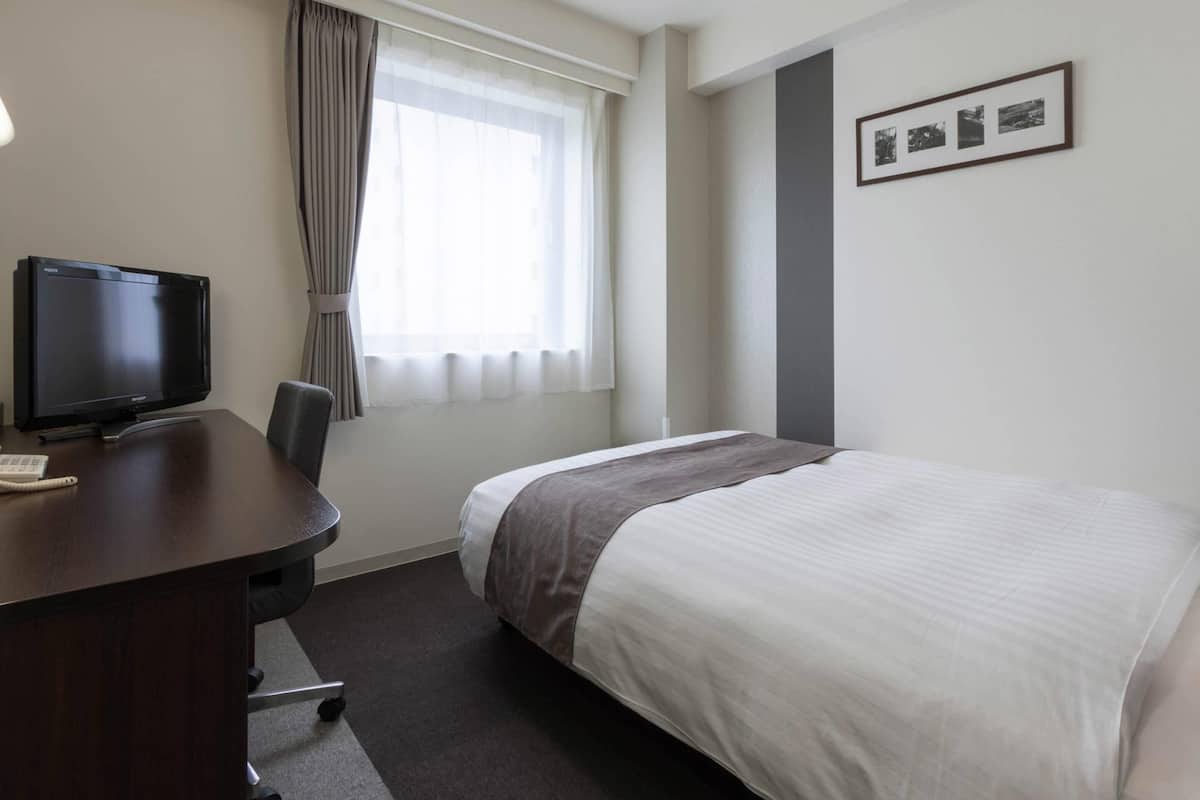 Desk, laptop workspace, free WiFi, bed sheets