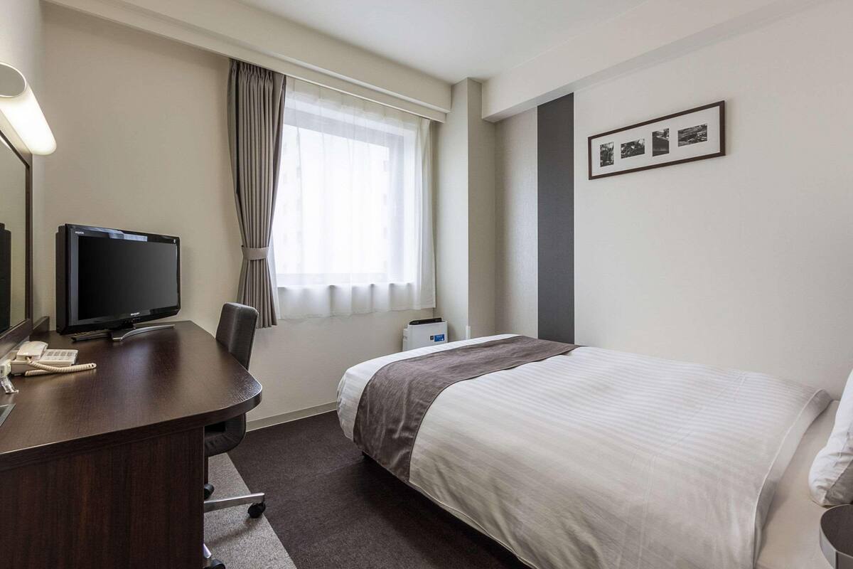 Desk, laptop workspace, free WiFi, bed sheets